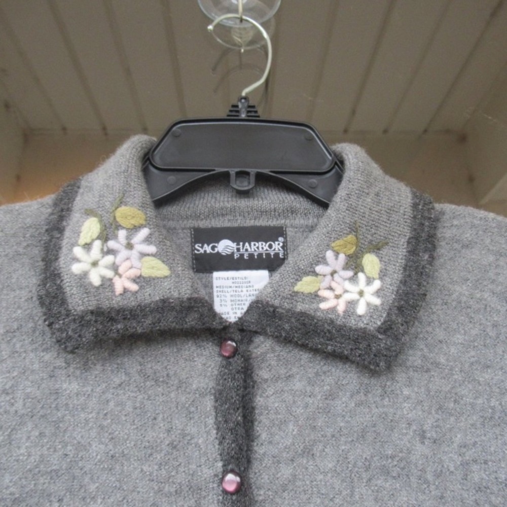 VINTAGE 90s pastel floral detail 92% wool gray button down sweater - Picture 3 of 12
